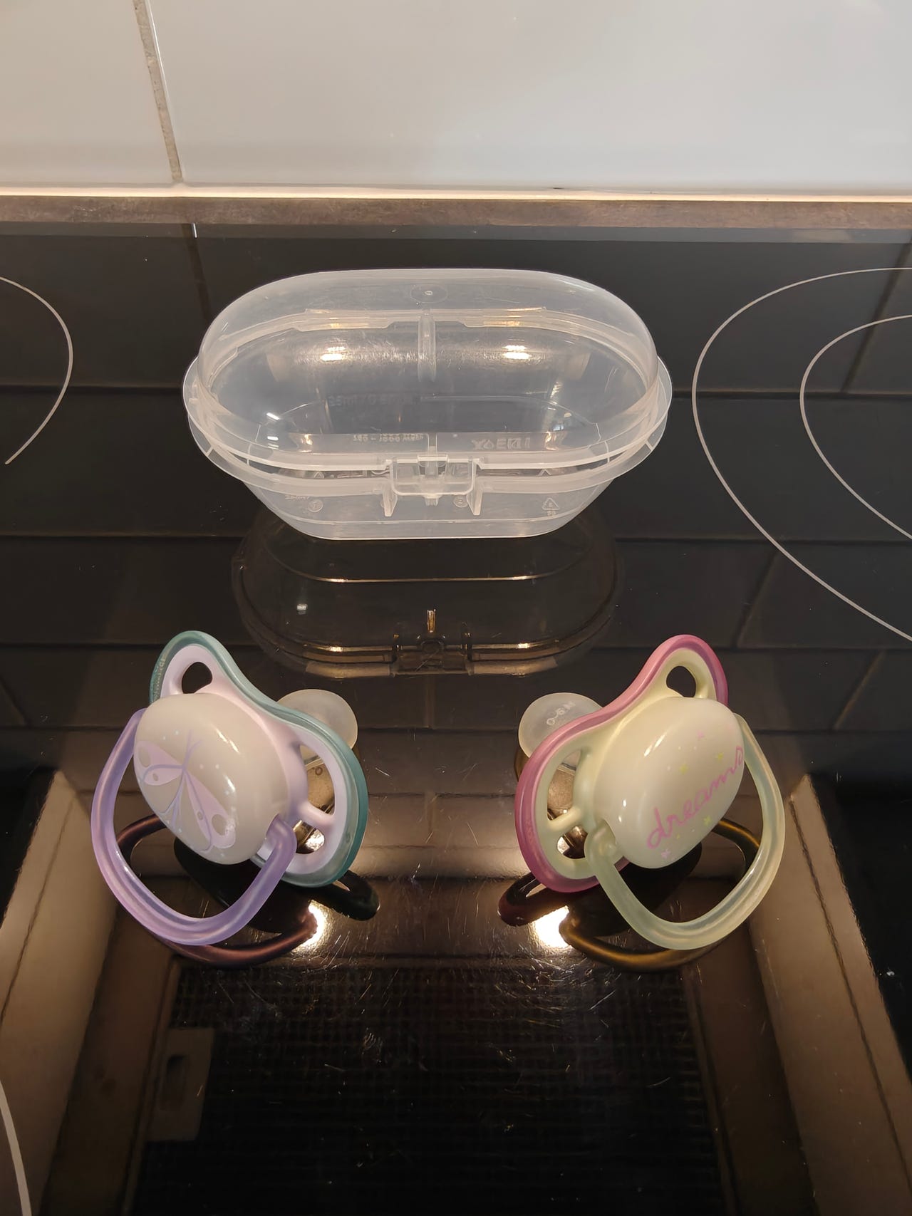 Pimeässä hohtavat Philips Avent -tutit
