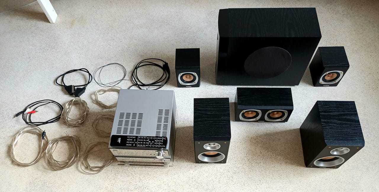 Kotiteatteri/äänentoistojärjestelmä 5.1 Surround, DVD/AUX/FM-radi