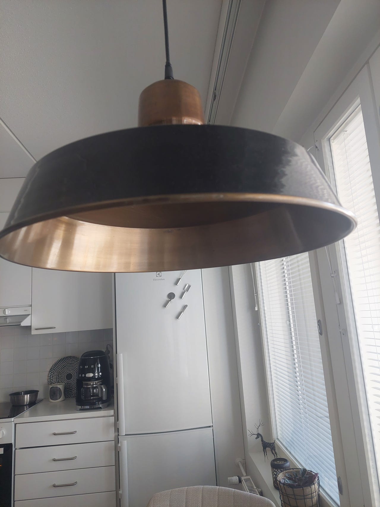 Ruokapöydän metallinen valaisin