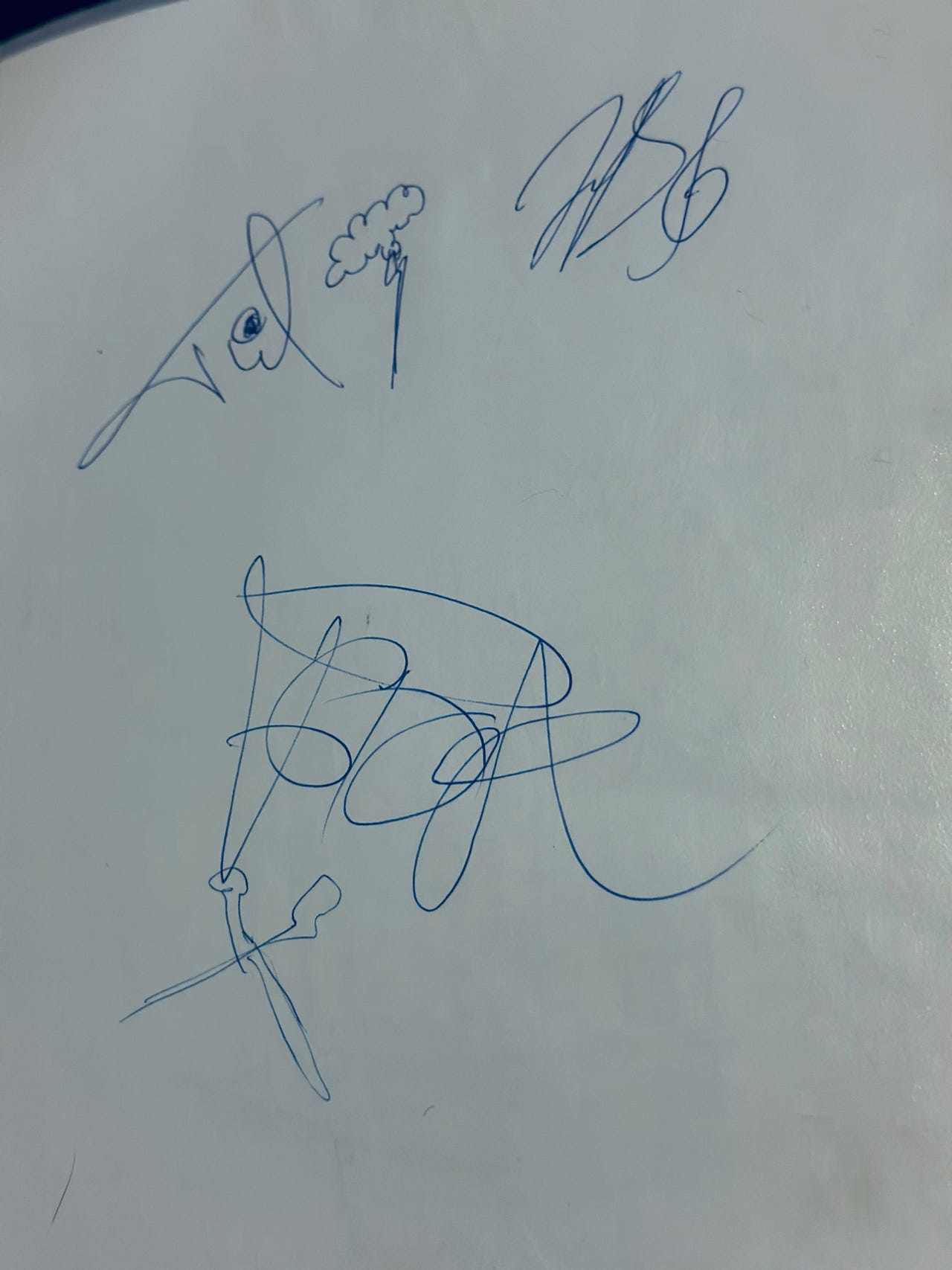 D.A.D. nimikirjoitukset ja piirustukset paperilla