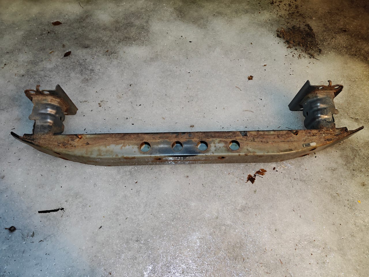 Toyota Avensis T25 etupuskuripalkki ja lukkopelti
