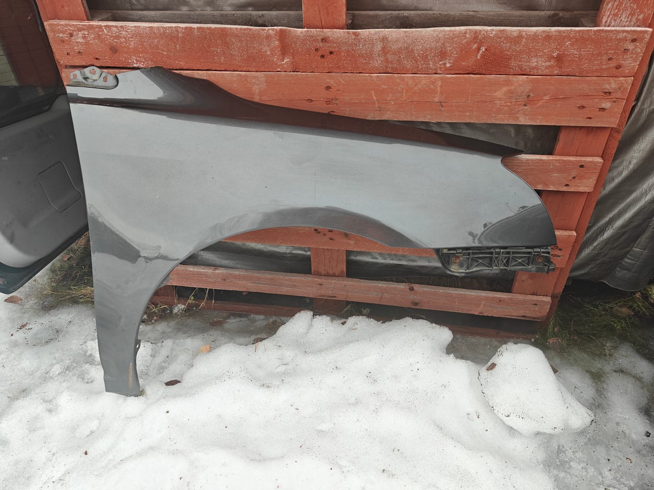 Toyota Avensis oikea etulokasuoja