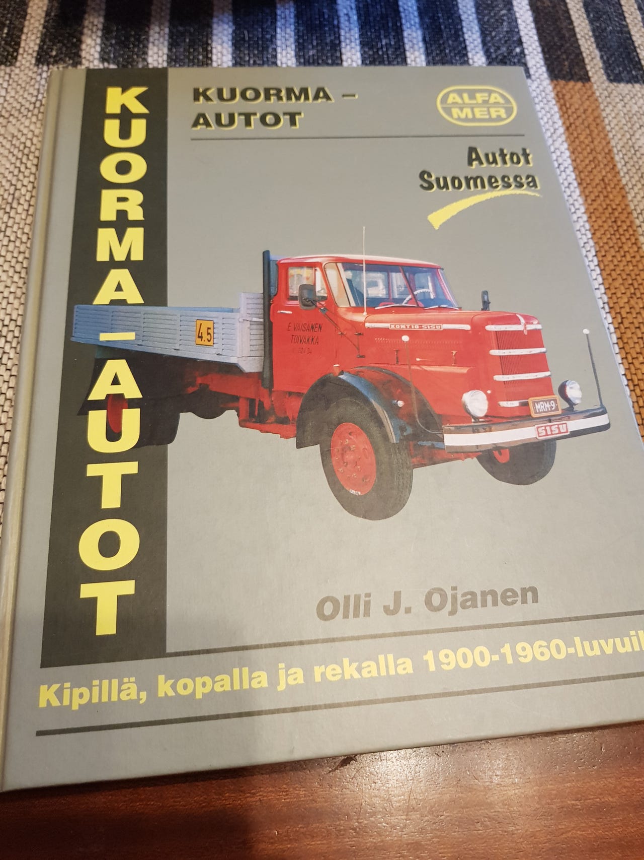 Kuorma-autot . Olli J. Ojanen