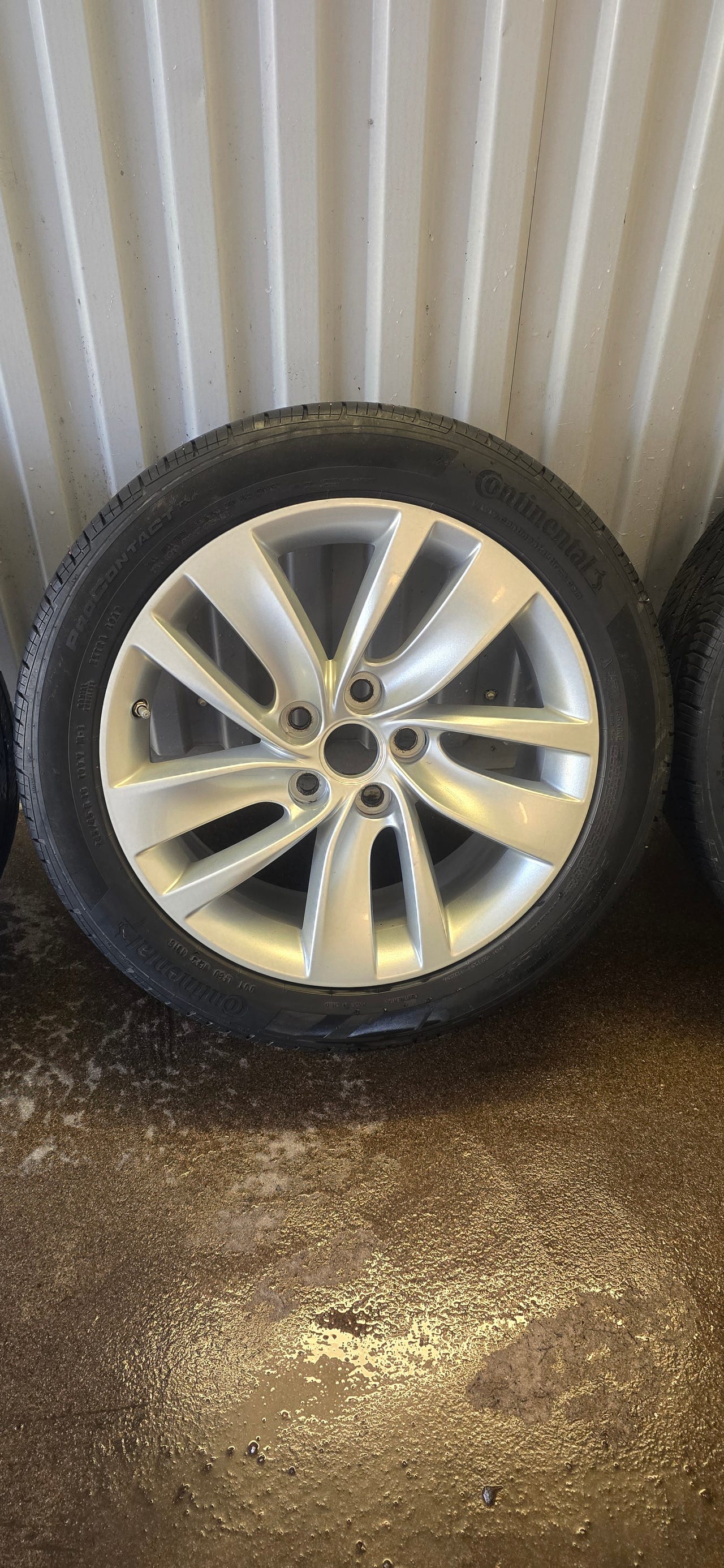 Alkuperäiset Insignia 18 tuuman (245/45/18) vanteet Continental r