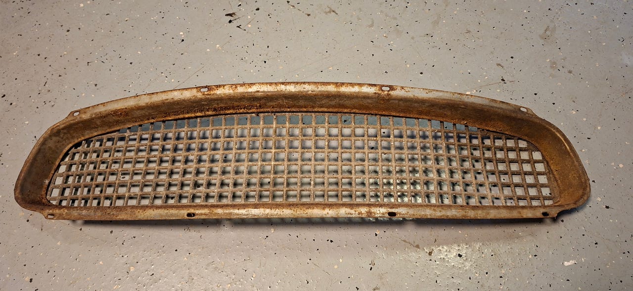 Skoda etusäleikkö metallia