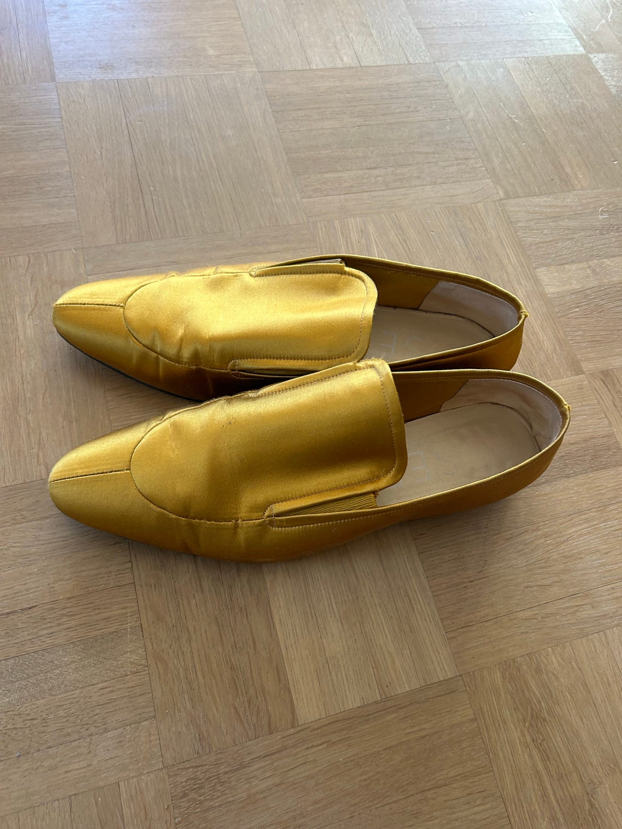 Keltaiset/kultaiset kengät JOSEPH koko 40