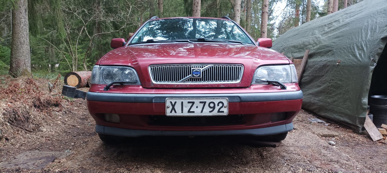 Myydään osina Volvo V40.Volvo S40, V40 purkuauto.