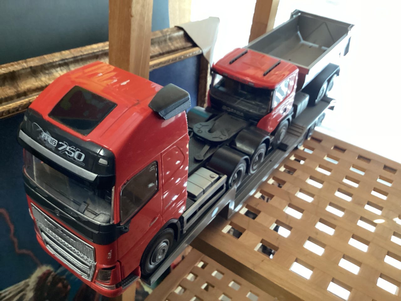 ker-ily-emek-sora-auto-ja-volvo-fh750-lelu-rekka-ja-per-vaunu-tori