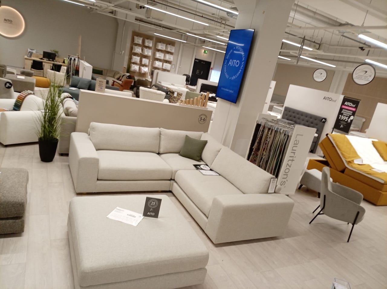 Aitosoffa Ylellinen Blues Xl kulmasohva ja rahi OVH. 7803€