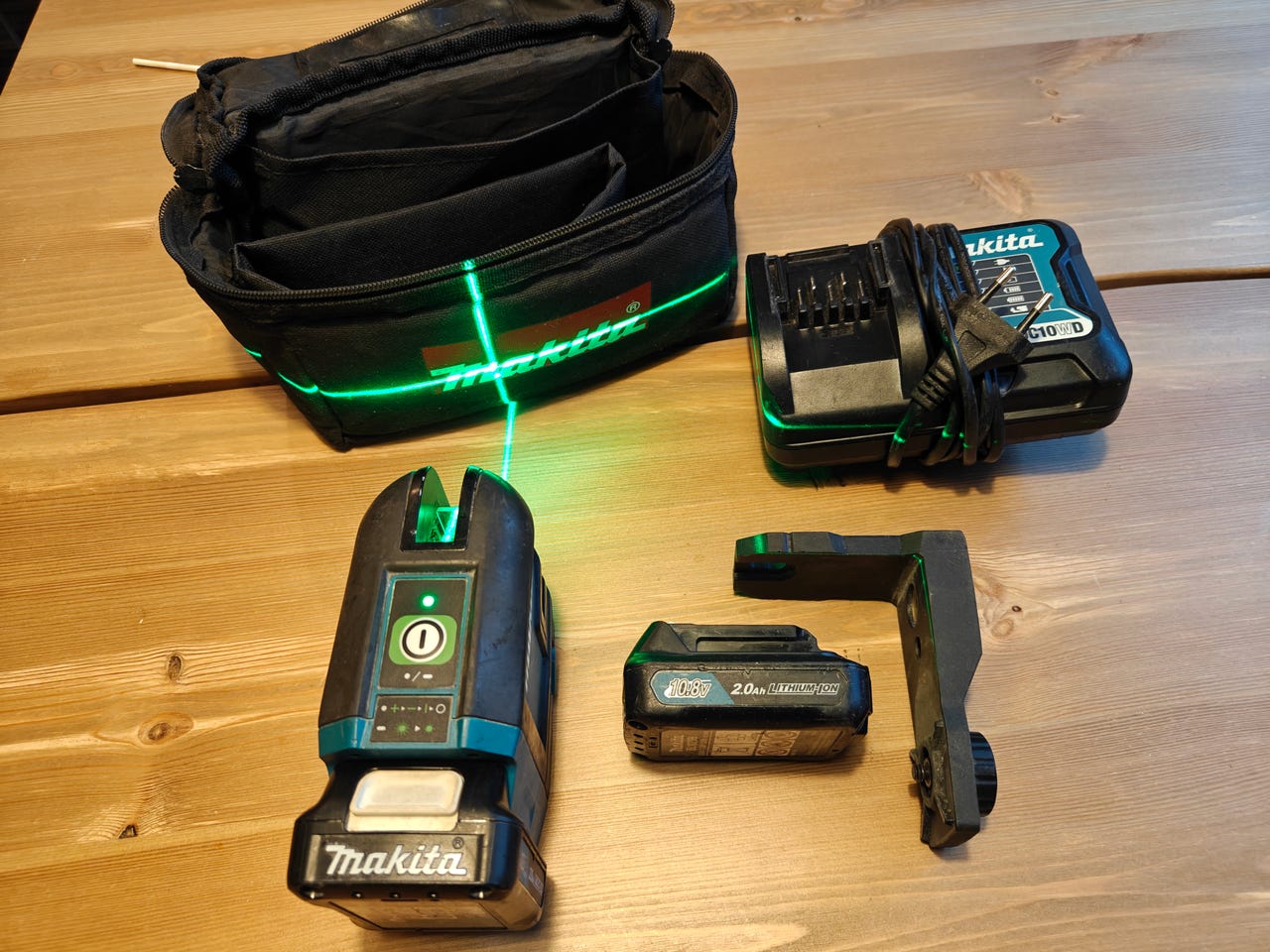 Makita vihreä ristiviivalaser SK105GD + akut + laturi
