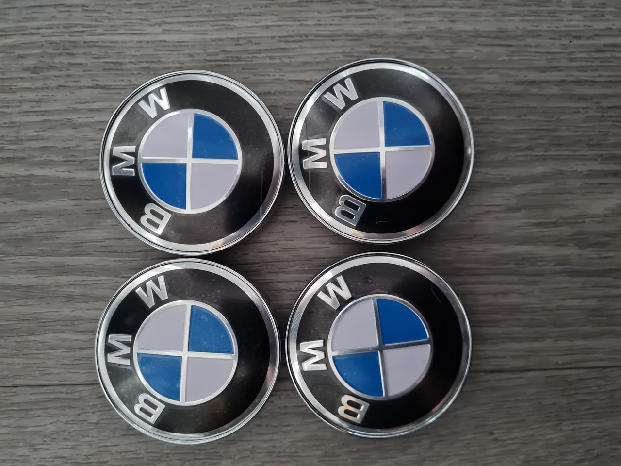 4 x BMW pölykapselimerkit