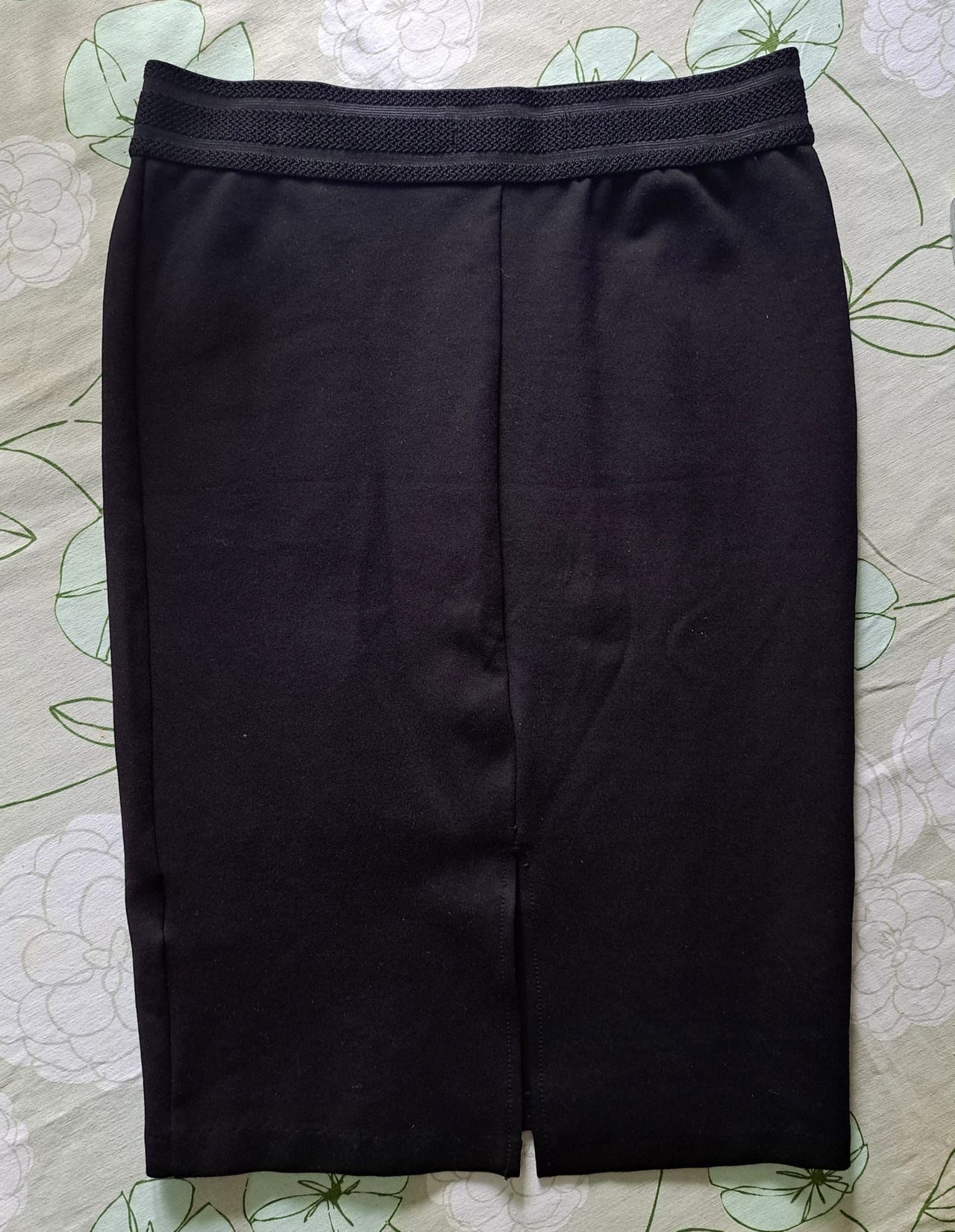 Musta Vero Modan puolihame. M-koko. 5e