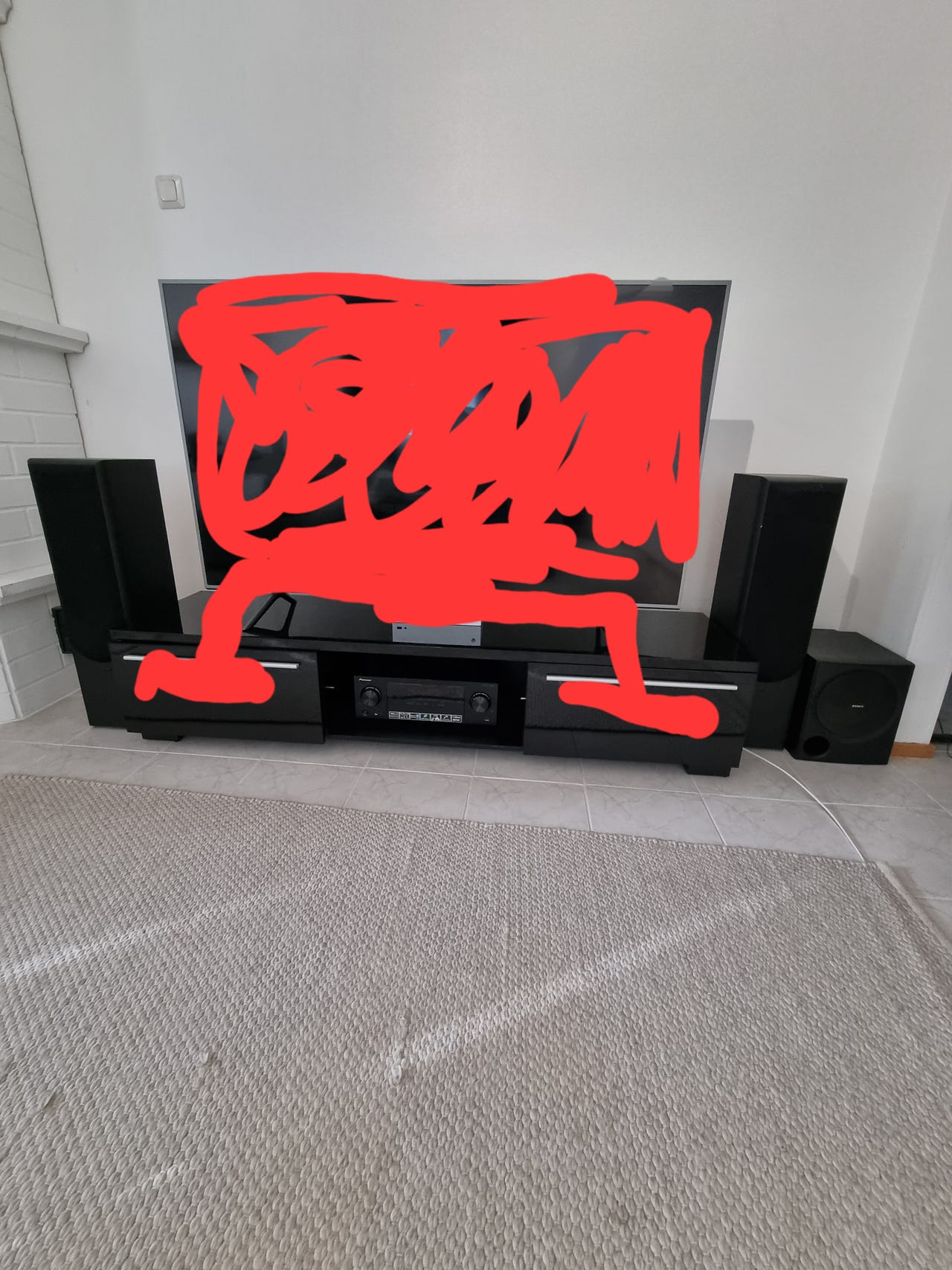 Kotiteatteri vahvistin kaksi kaiutinta ja subwoofer.