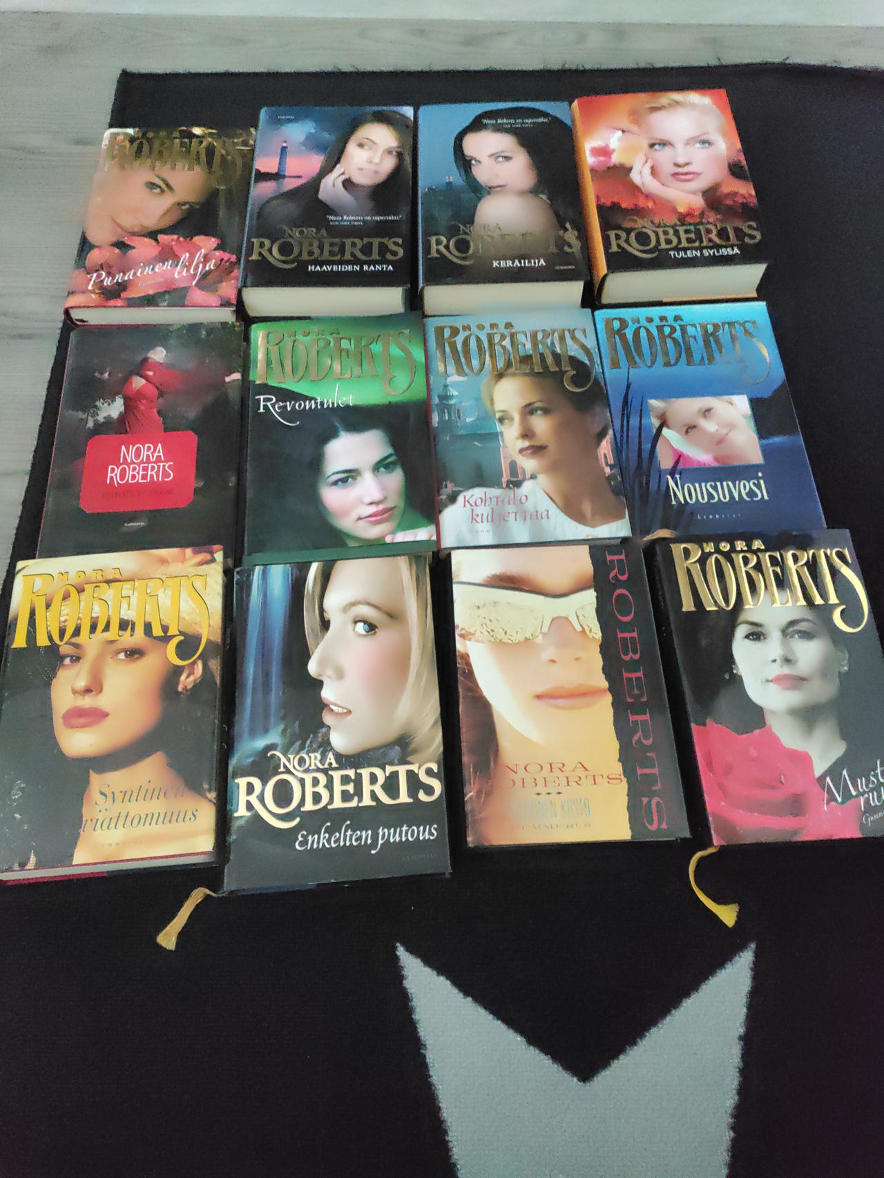 Nora Roberts romaanit kirjapaketti