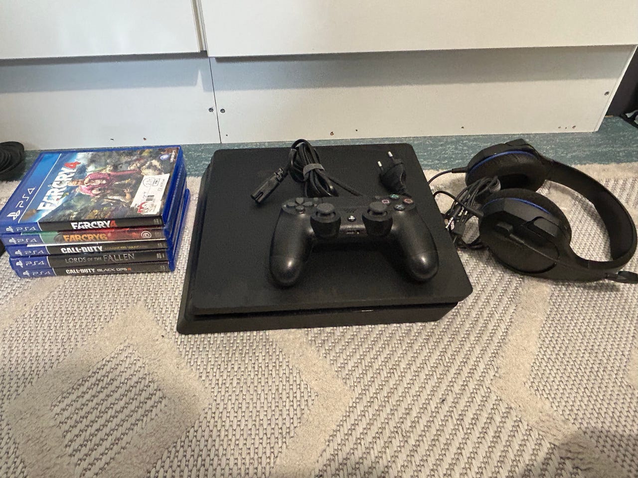 Sony PlayStation 4 Slim 500GB pelikonsoli musta