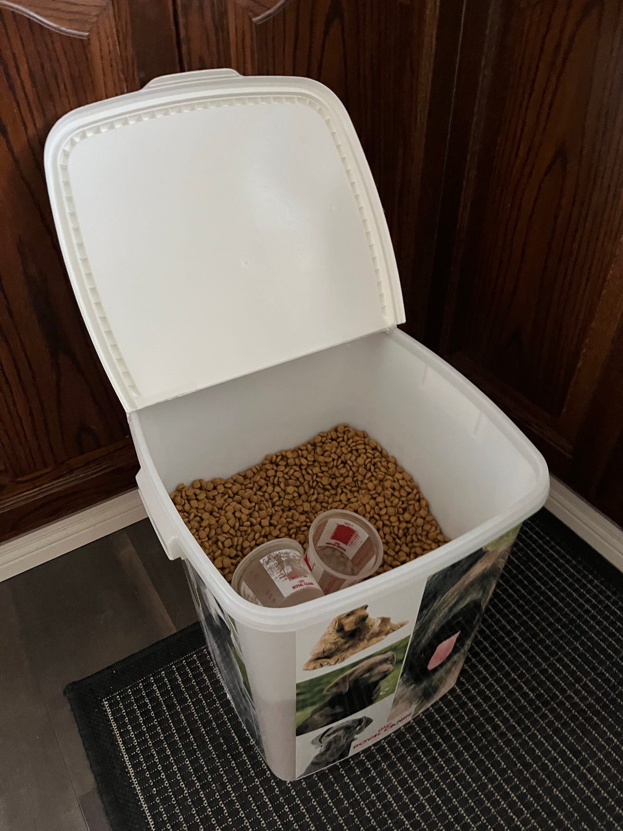 Royal canin urinary moderate calorie- koiranruoka säilytysastiassa