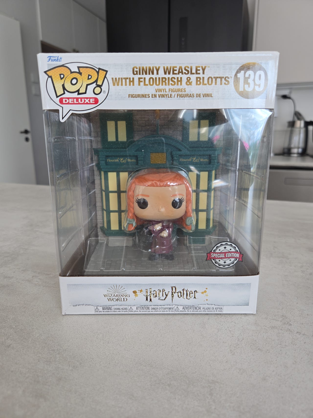 Funko Pop! Deluxe Ginny Weasley with Flourish & Blotts -keräilyfi