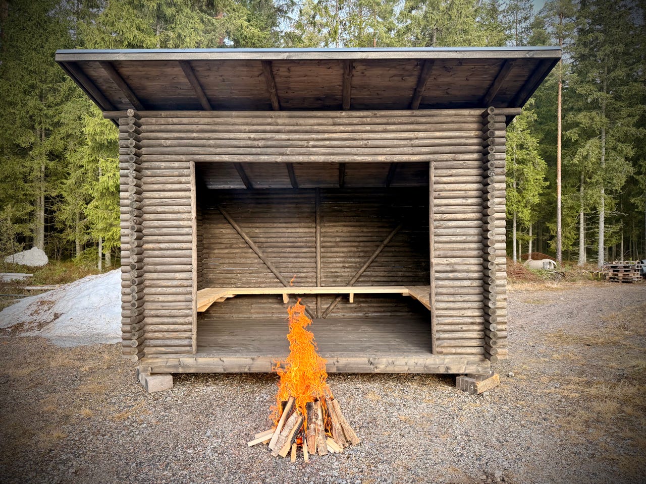 Laavu nuotiopaikka grillilaavu