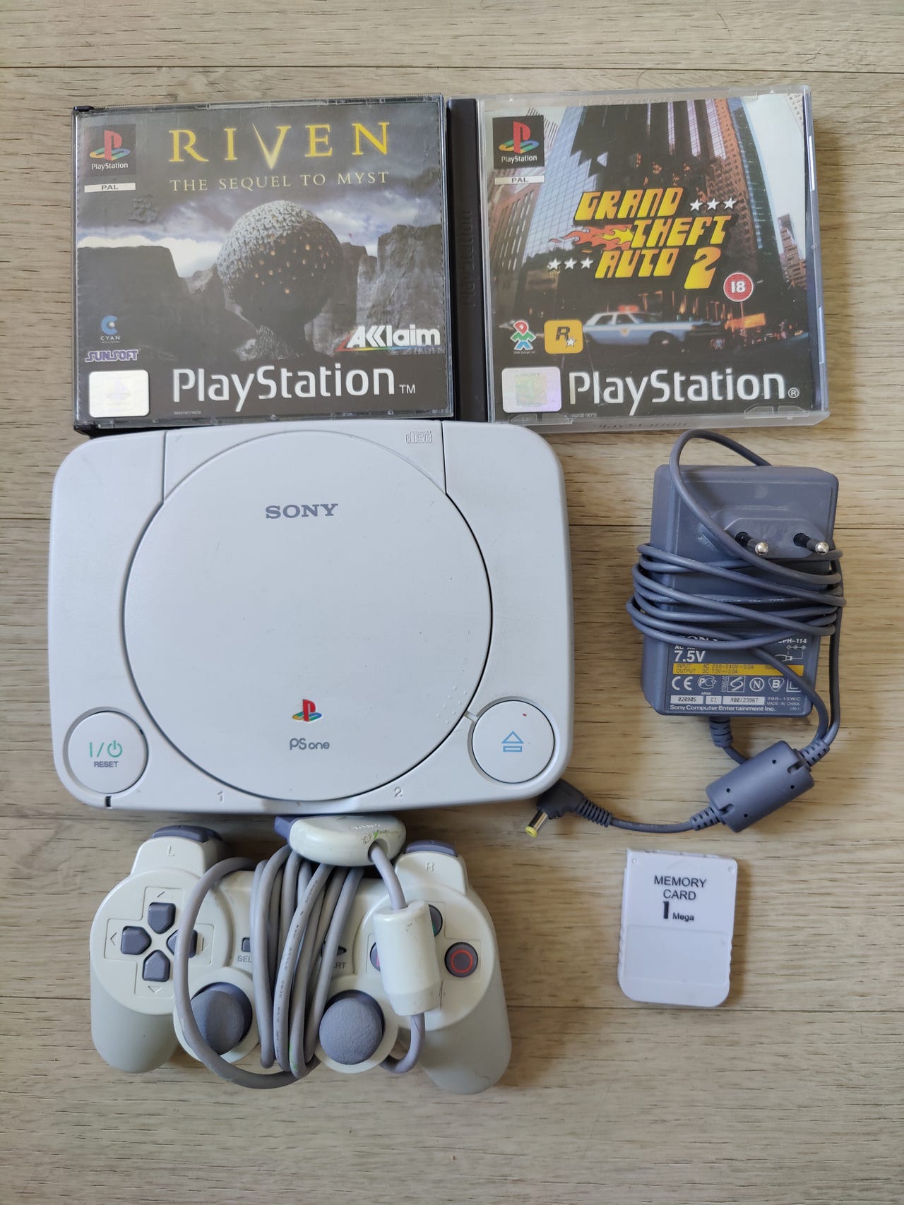 Playstation 1 pelikonsoli, ohjain ja pelit