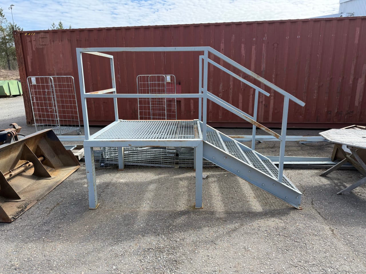 Metallinen työskentelytaso kaiteilla ja portaat
