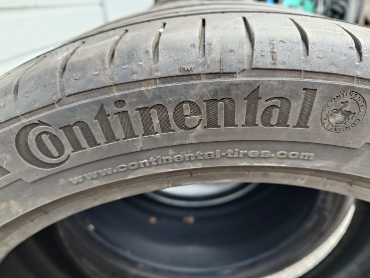Kesärengaspari Continental 235/45 20 100V