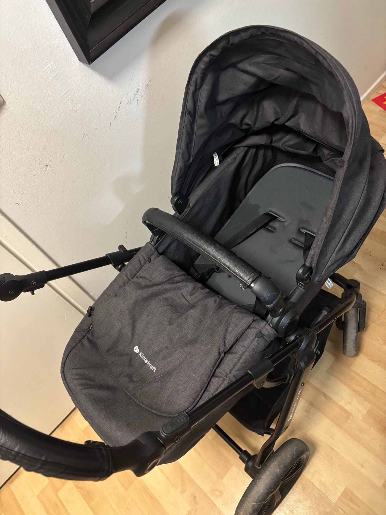 Kinderkraft yhdistelmävaunut ja turvakaukalo, musta