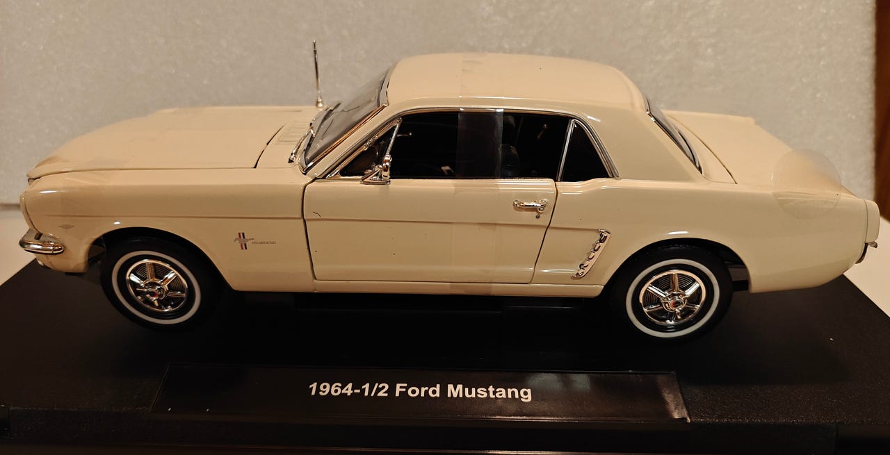 Pienoismalli Ford Mustang 64 1/2 valkoinen 1/18