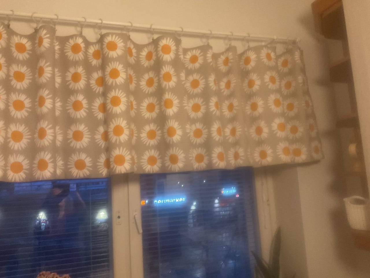Marimekko verhokappa kukkakuosilla