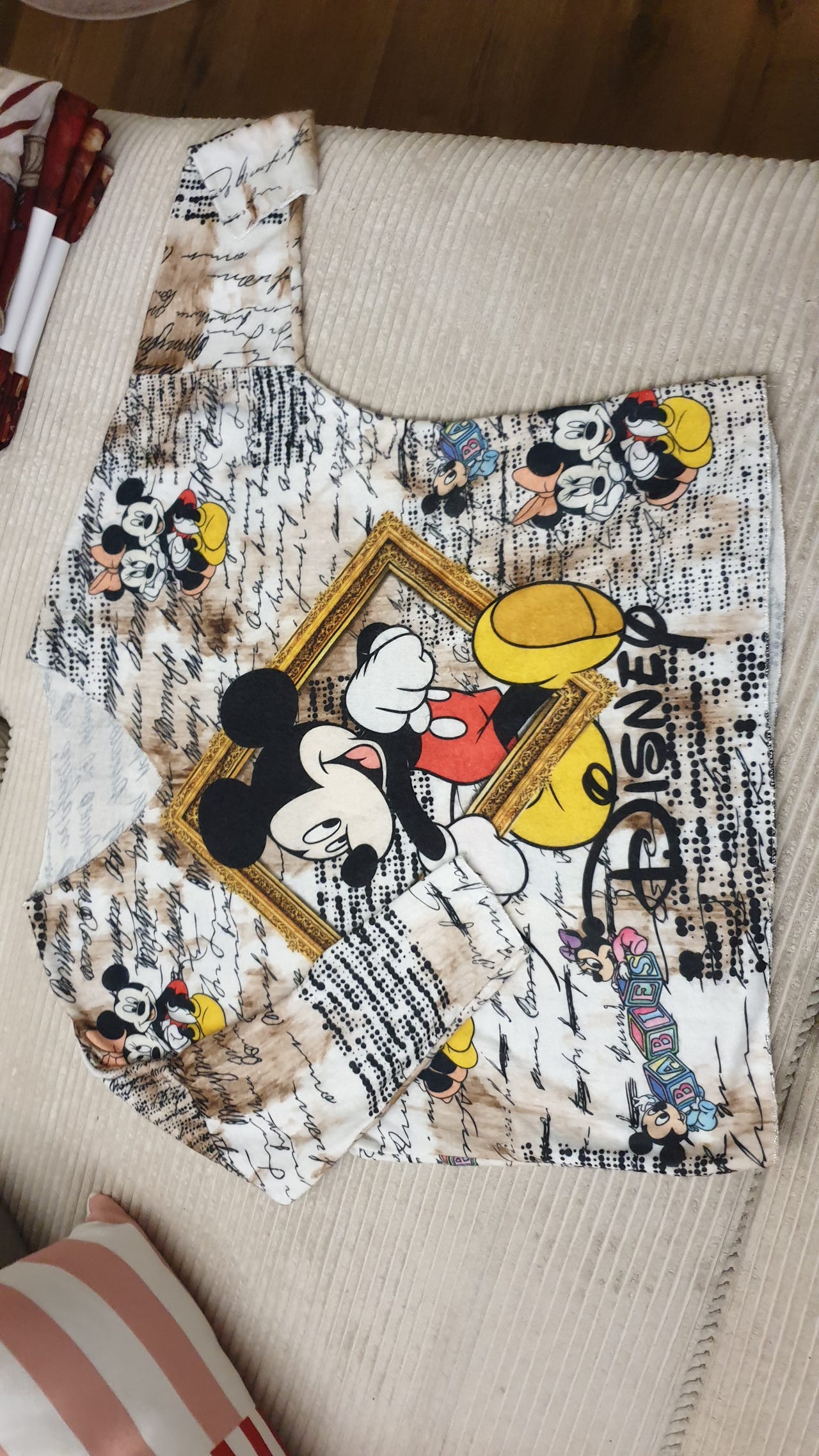 Disney Mikki aiheinen neule
