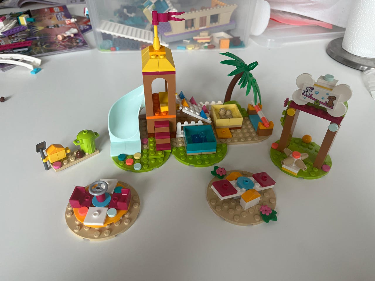 Lego friends lemmikkien leikkipuisto