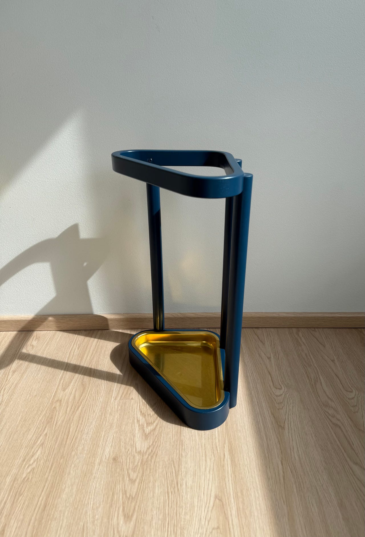 Artek 115 sateenvarjoteline, Tumman sininen