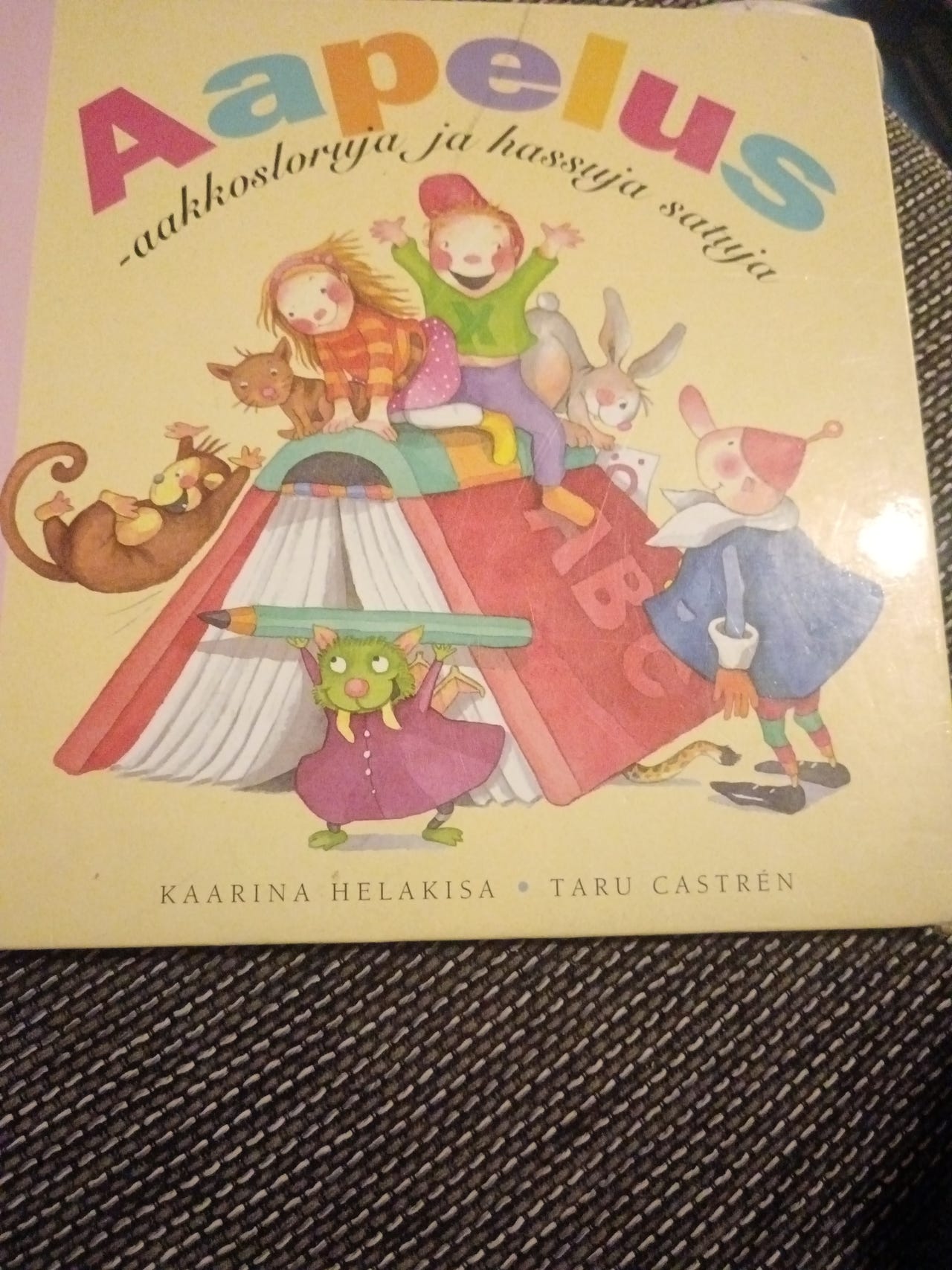 Kaarina Helakisa / Taru Castrén: Lasten parhaat kirjat – satukirj