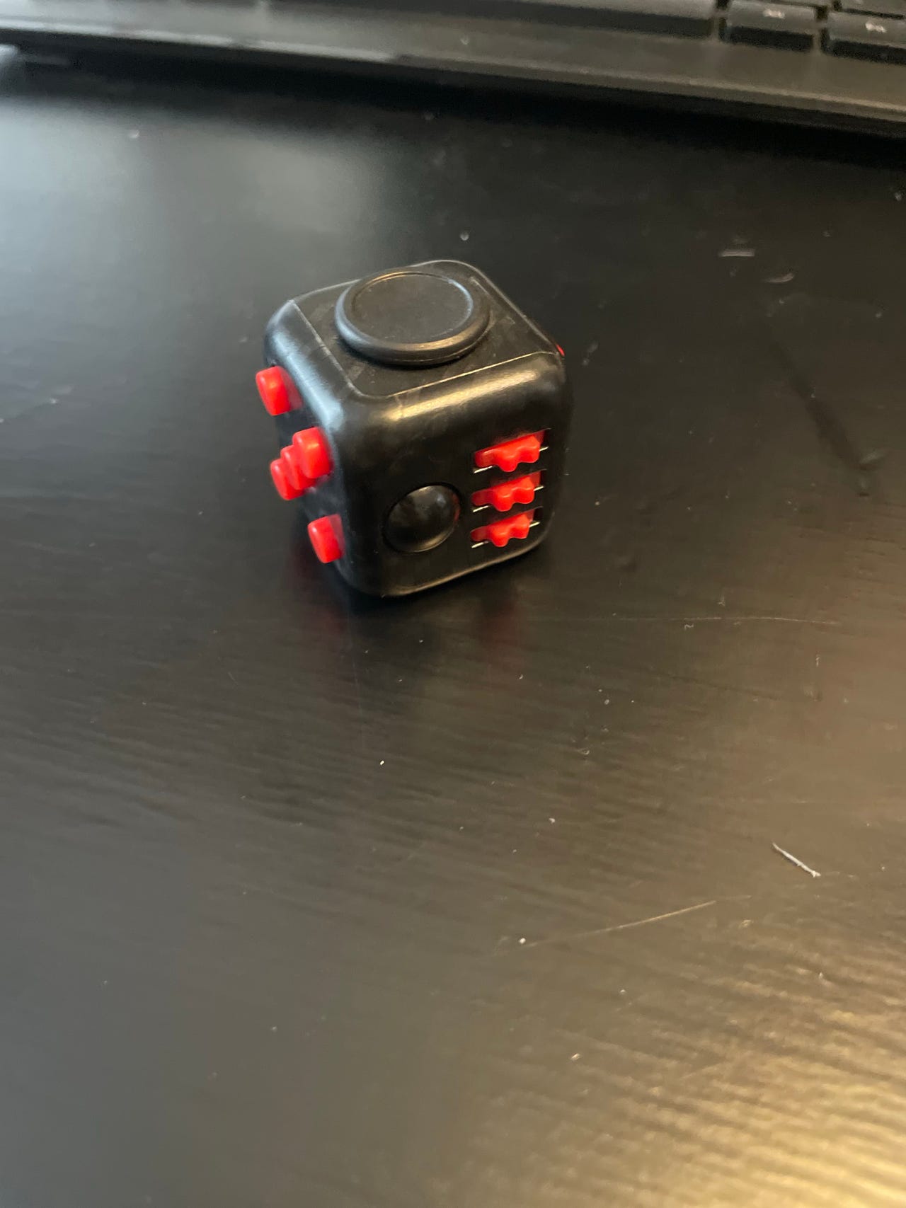 Fidget cube stressilelu musta-punainen