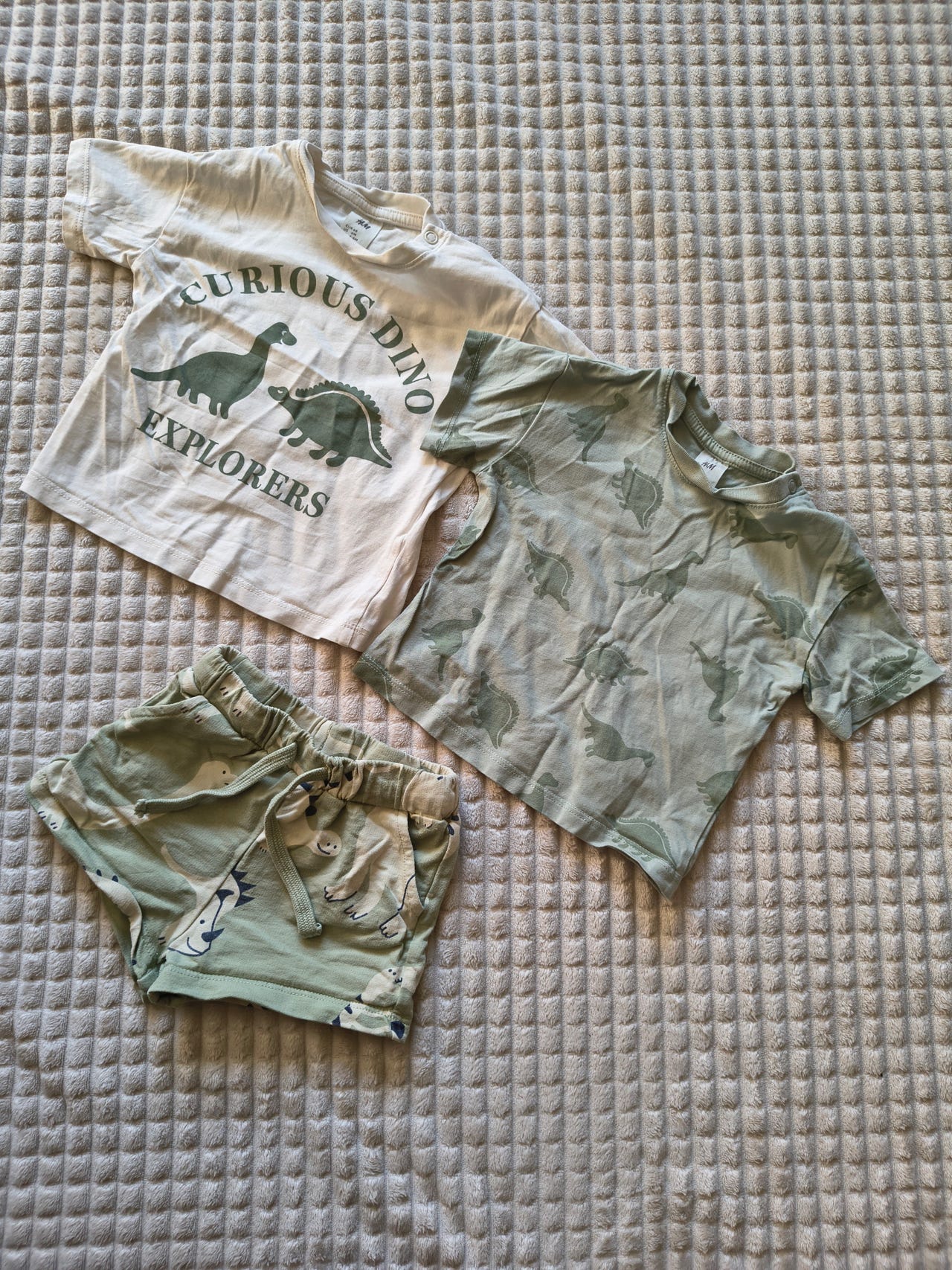 H&M vauvan dinosaurusvaatesetti koko 68