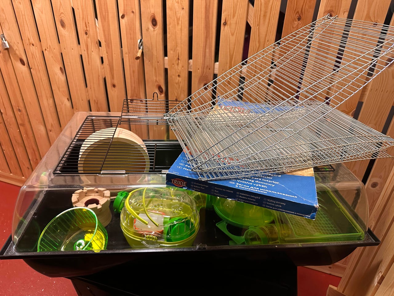 Hamsterin häkki tarvikkeineen ja matkahäkki sekä siirrettävä juok