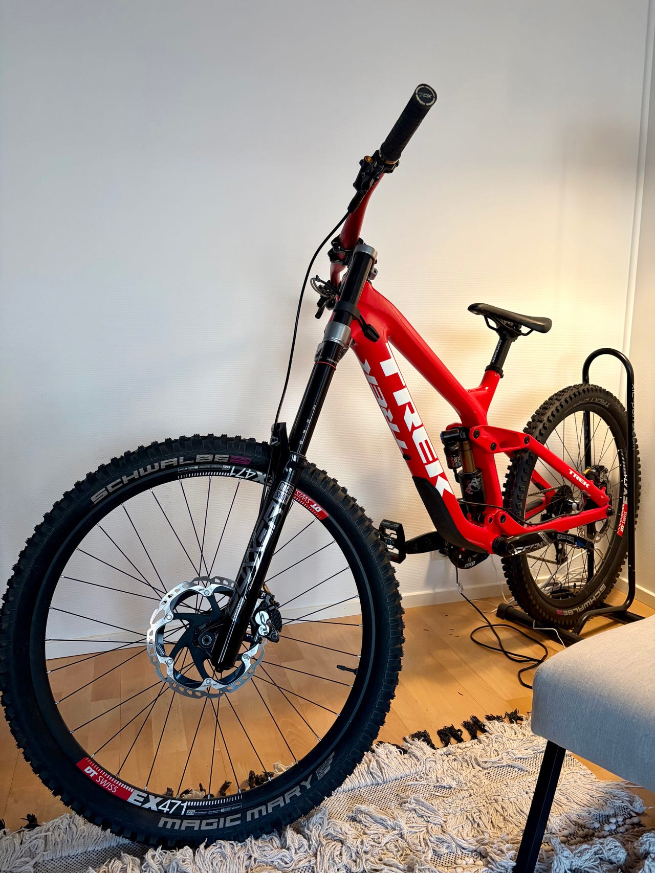 Trek maastopyörä alamäkeen 27.5 S punainen