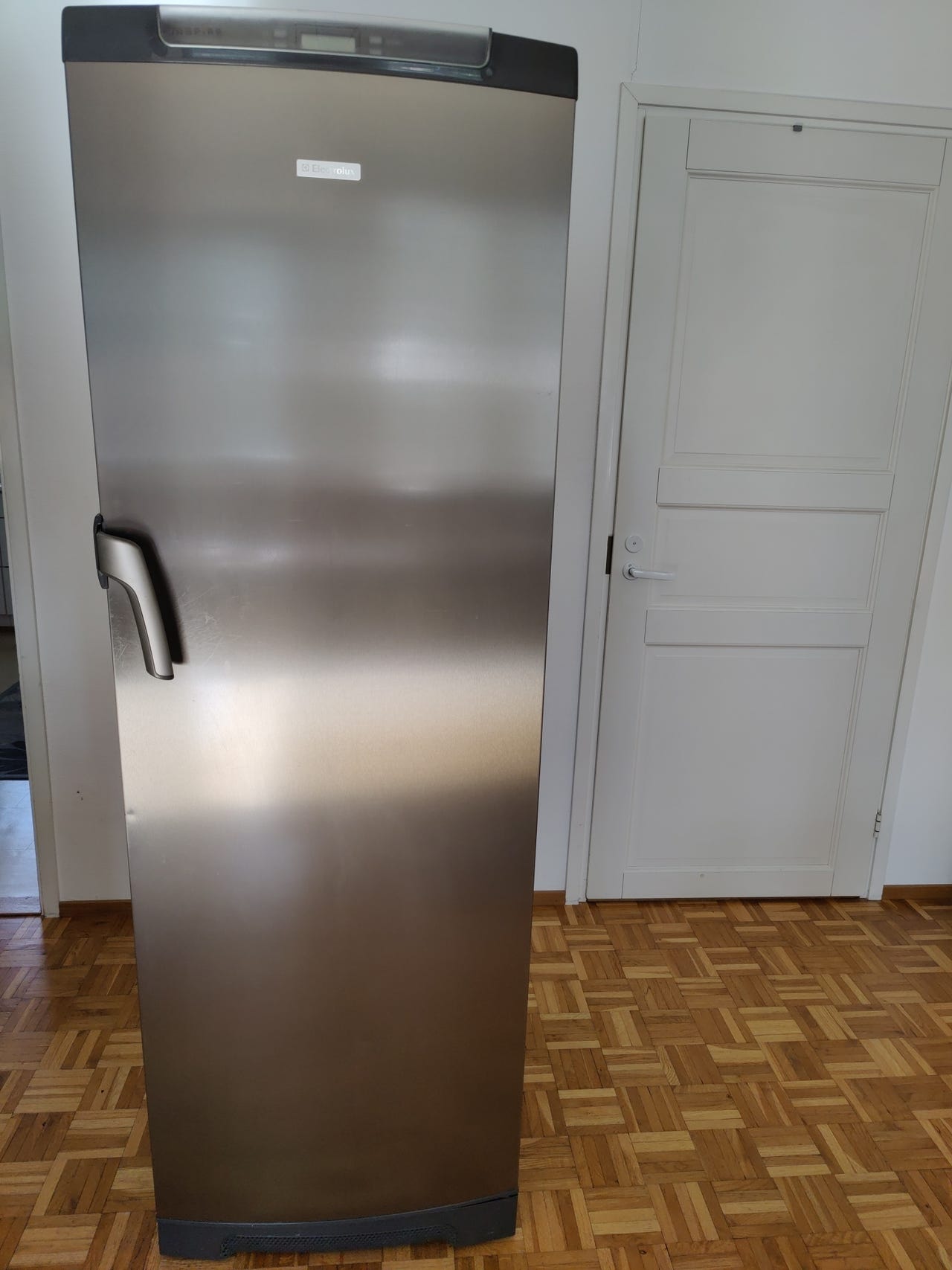 Electrolux ERE38400X jääkaappi 378 l teräs | Tori