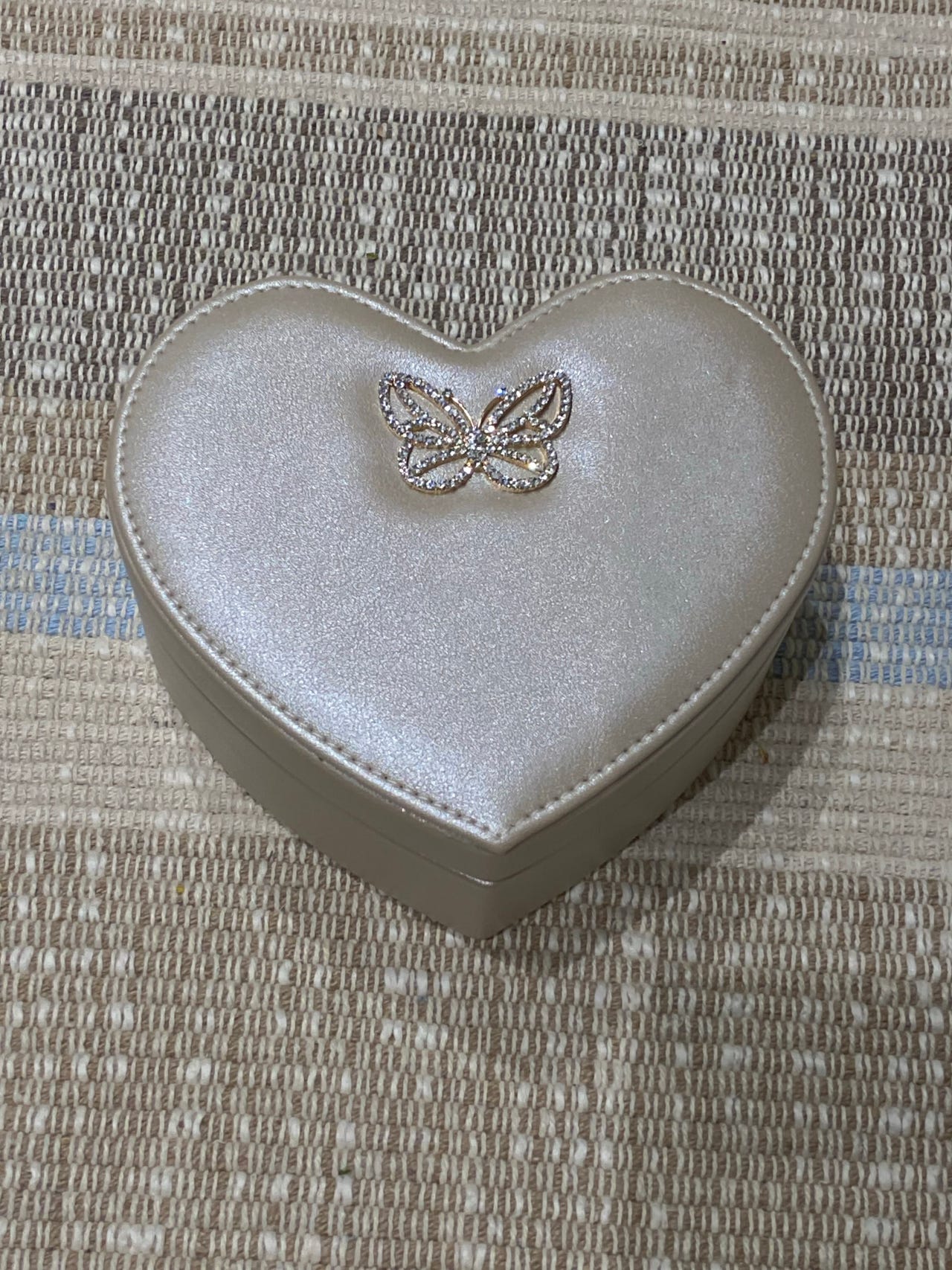 Sydämenmuotoinen korurasia vaalea beige