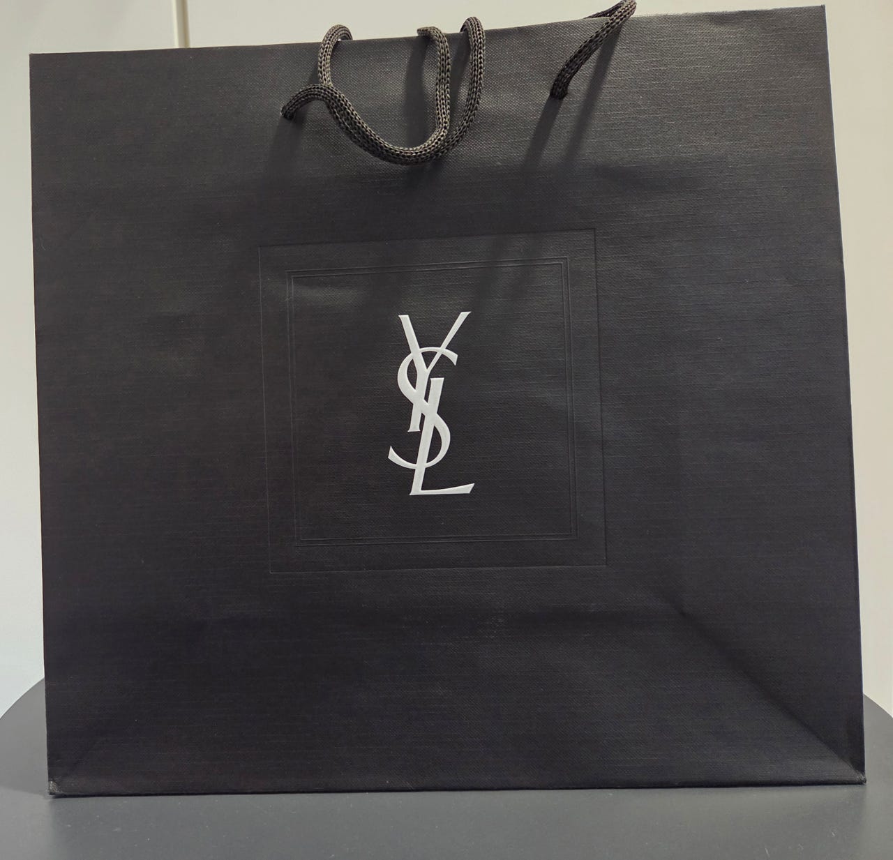【YvesSaintLaurent】専用 Yves SaintLaurent -lahjakassi 30 × 30 cm | Tori