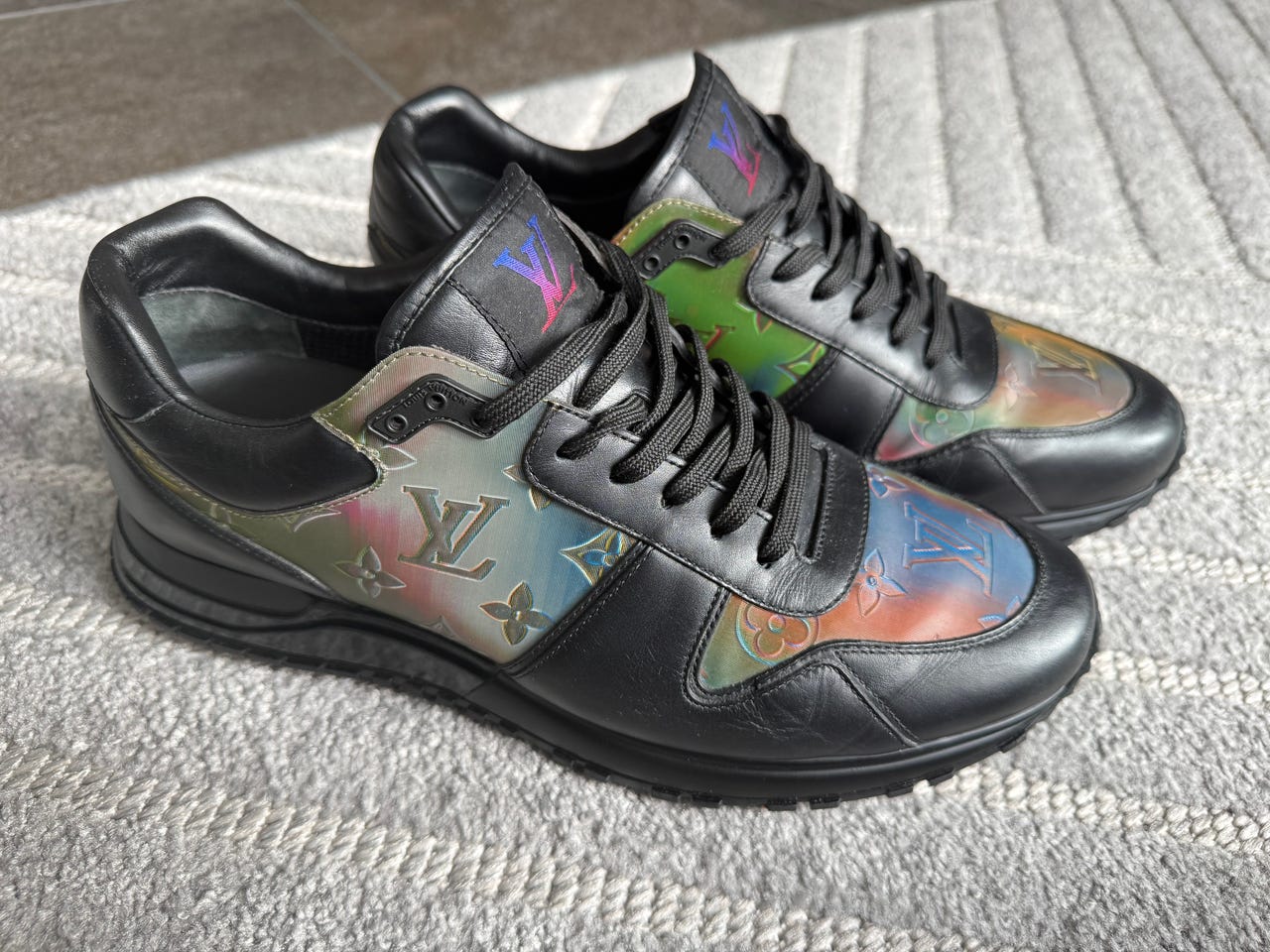 Louis Vuitton Run Away -sneakerit, musta irisoiva Monogram kuviol