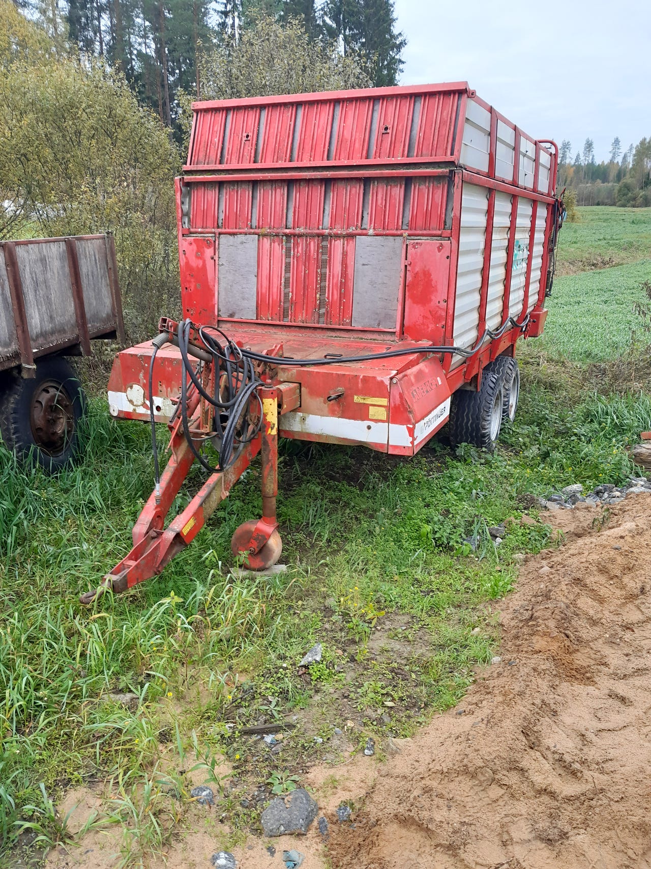 POLTTOPUILLE / Välinajovaunuksi ! Pöttinger Landerprofi