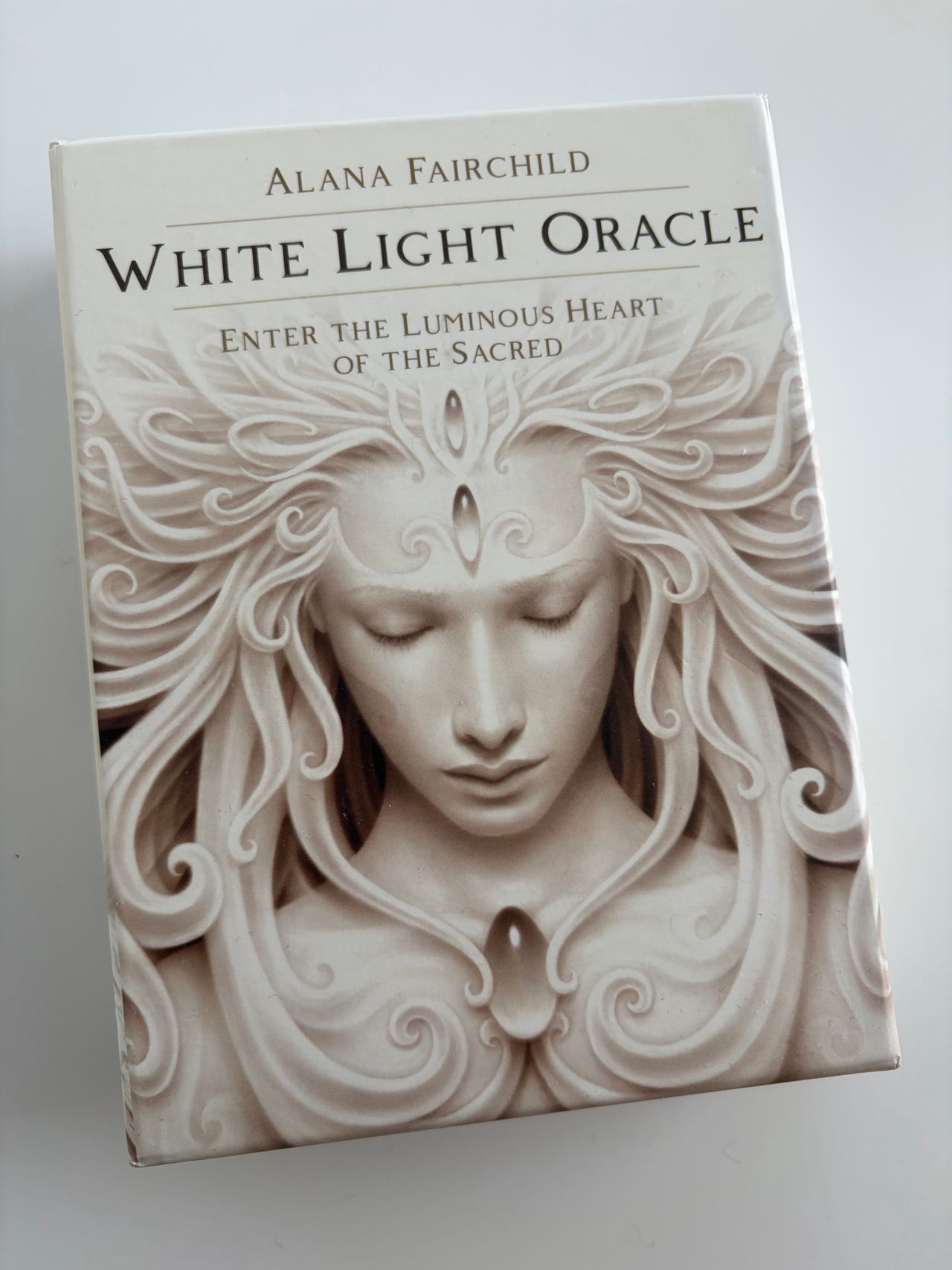 Alana Fairchild White Light Oracle -oraakkelikortit ja opaskirja