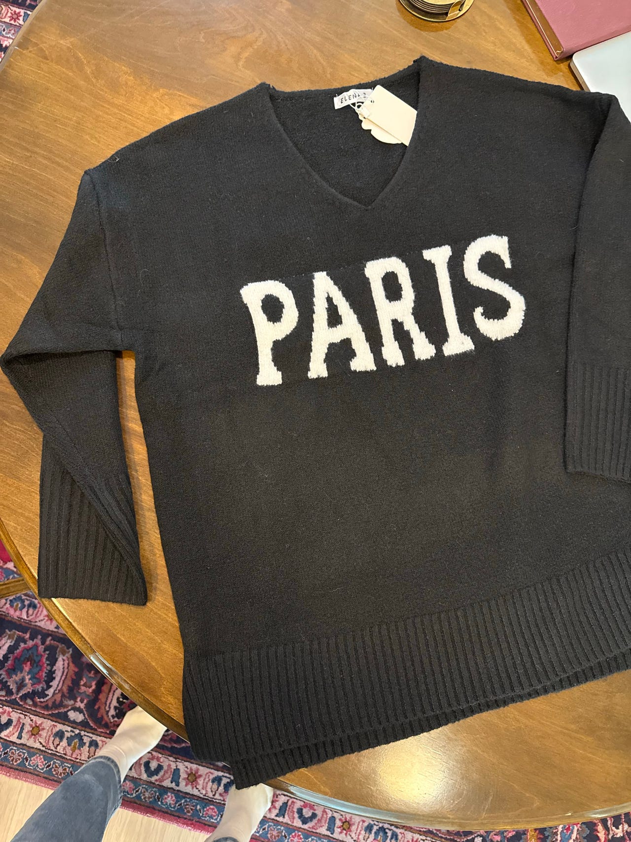 Musta Paris v-aukkoinen neule