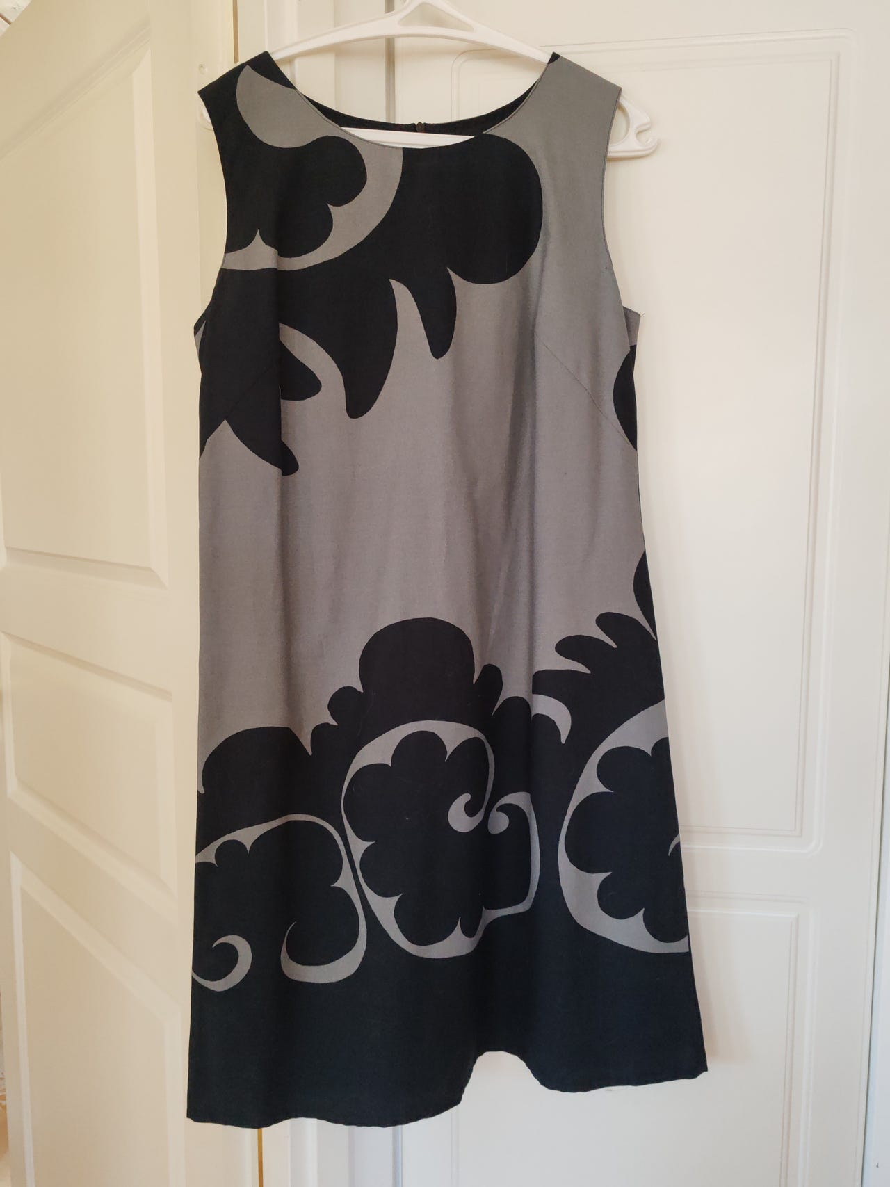 Marimekon musta harmaa mekko samovaari kuosi