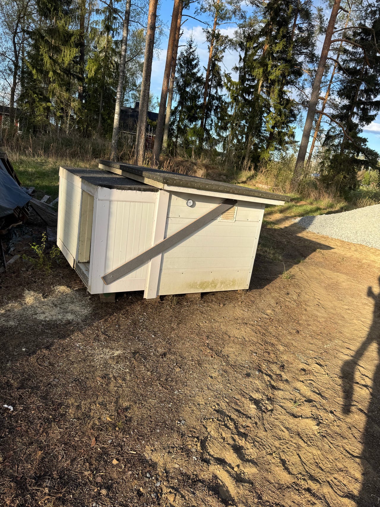 Lämmin koirankoppi, tuulikaapilla sekä lämmittimellä