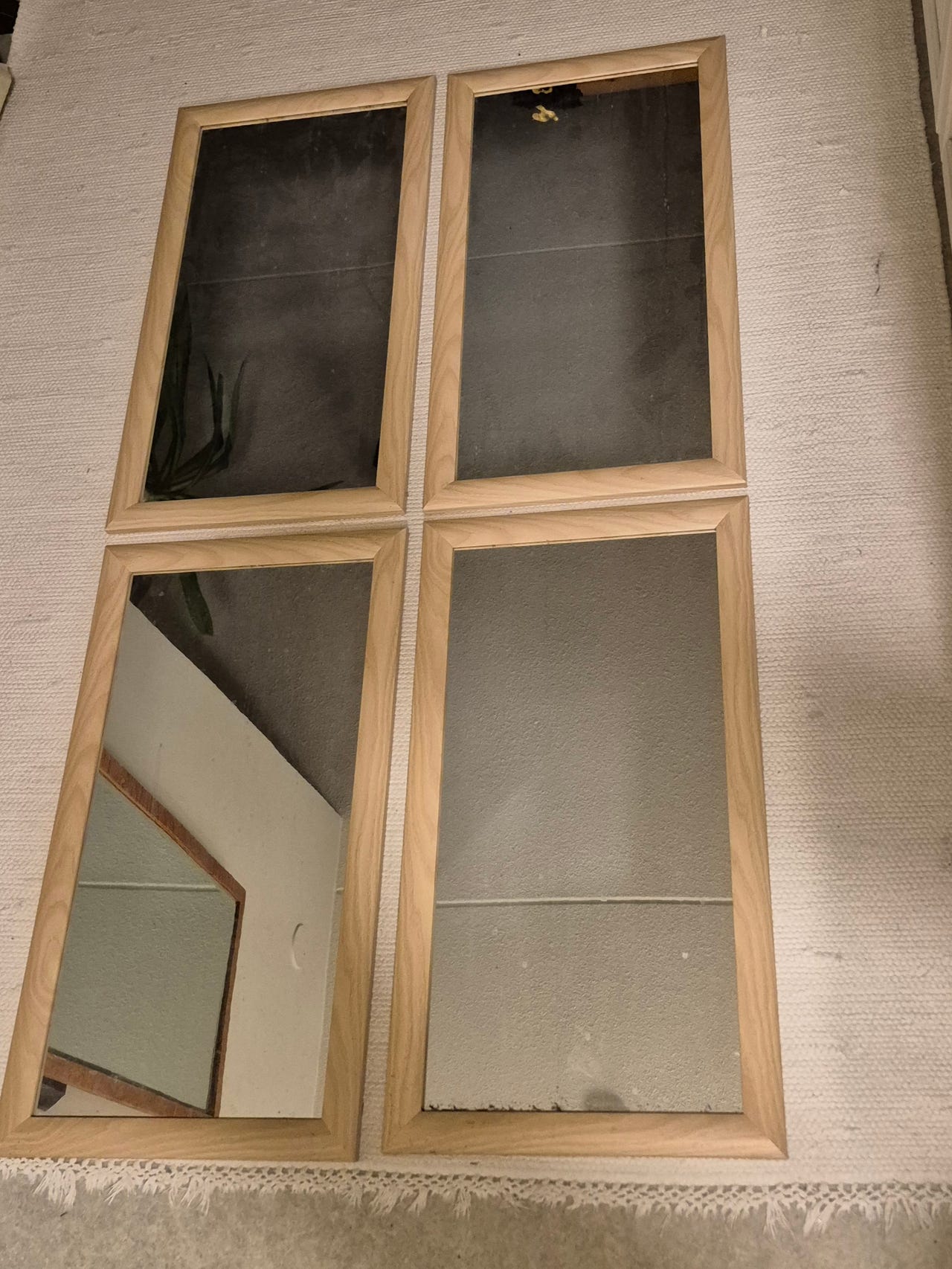 Neljä kehystettyä peiliä 30x65 cm