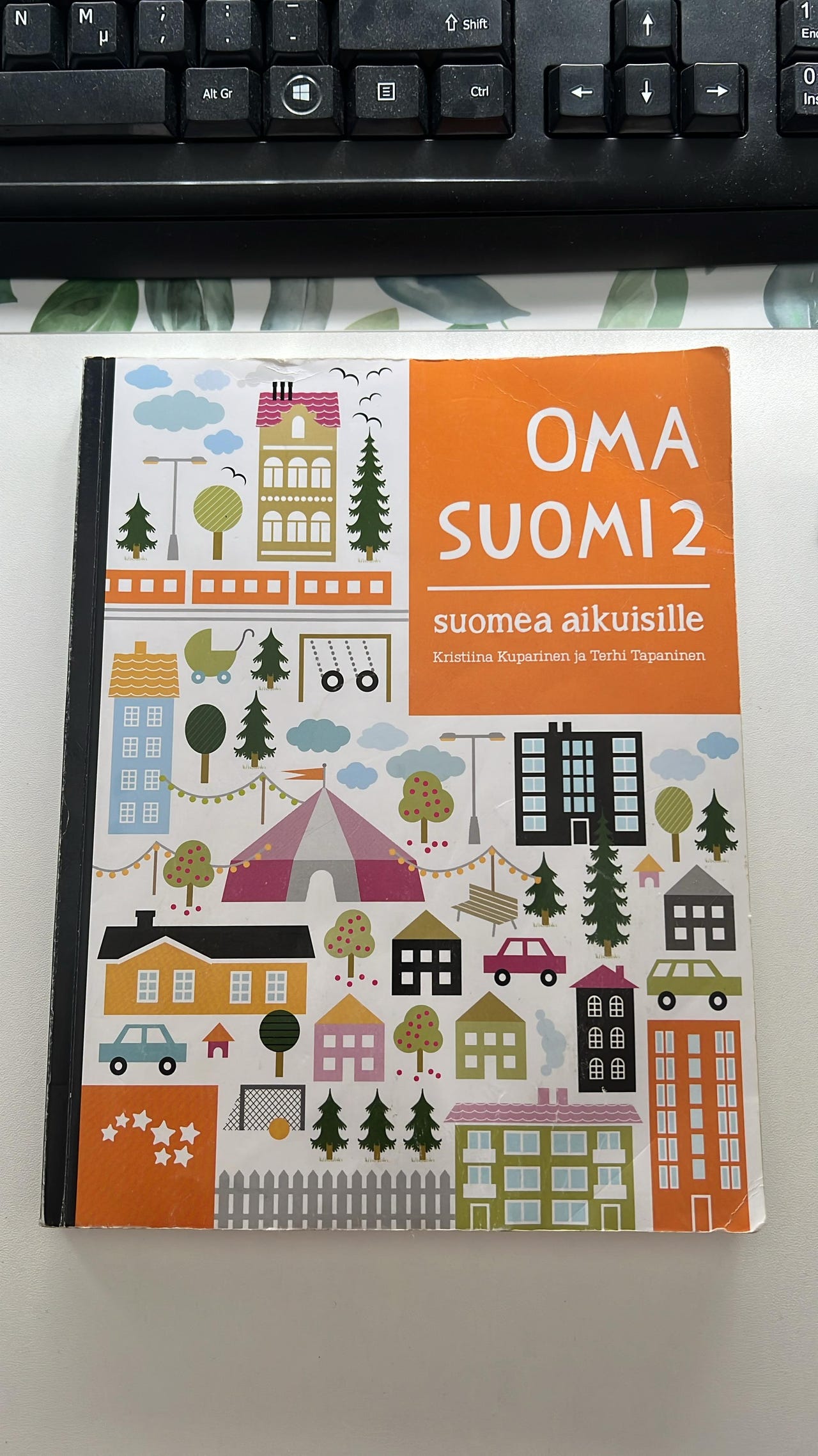 Oma suomi 2 -oppikirja, suomea aikuisille | Tori