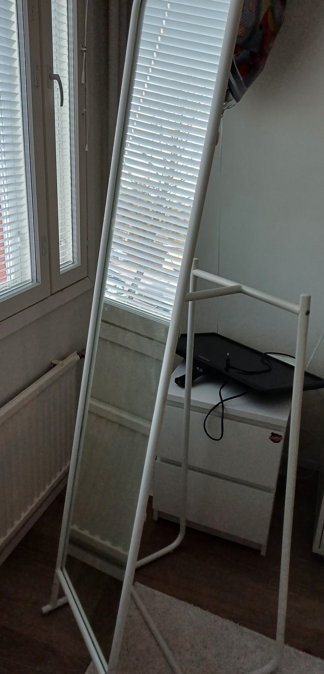 IKEA valkoinen kokovartalopeili naulakolla