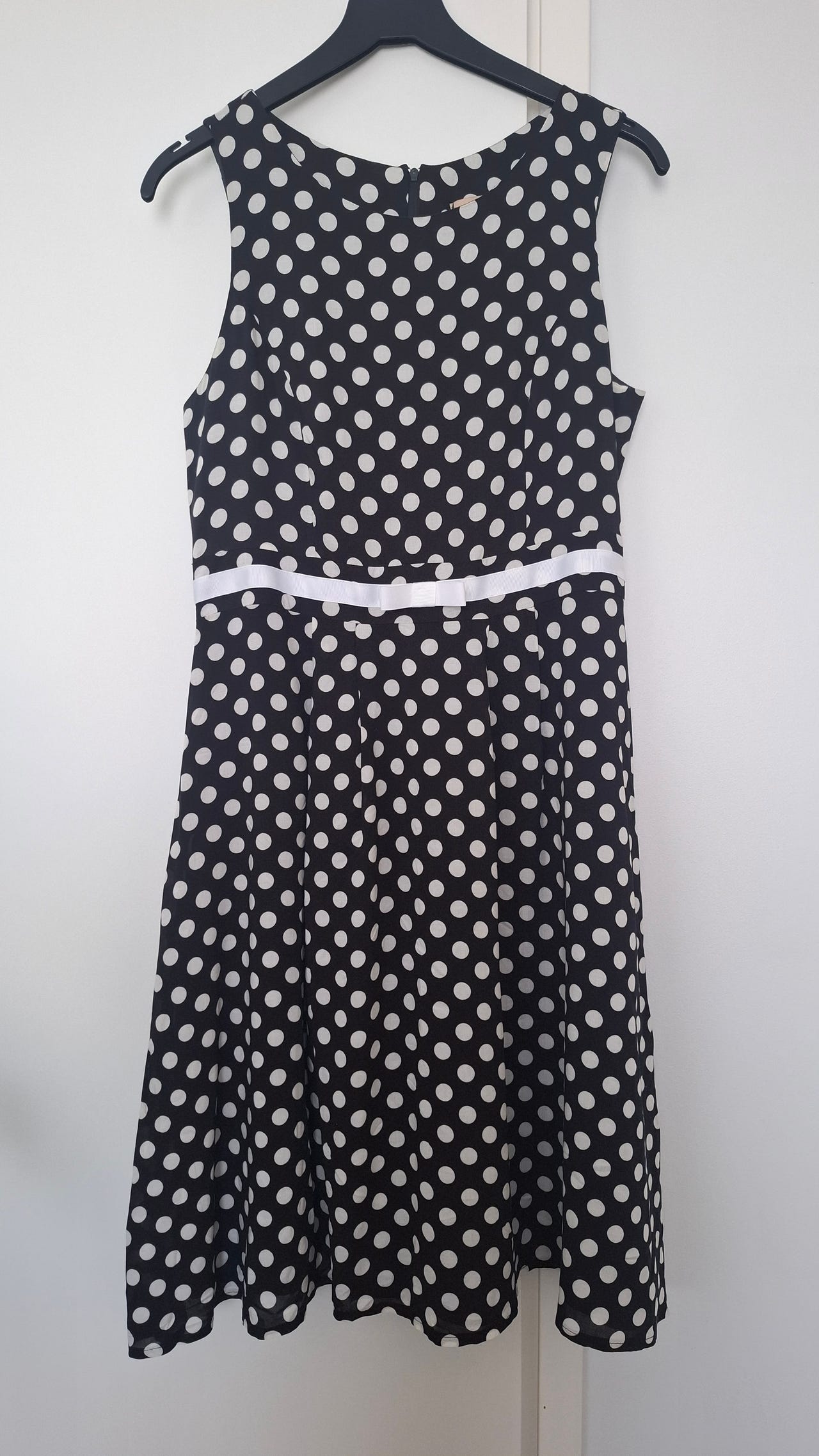 Mustavalkoinen pilkullinen hihaton mekko. S-M koko