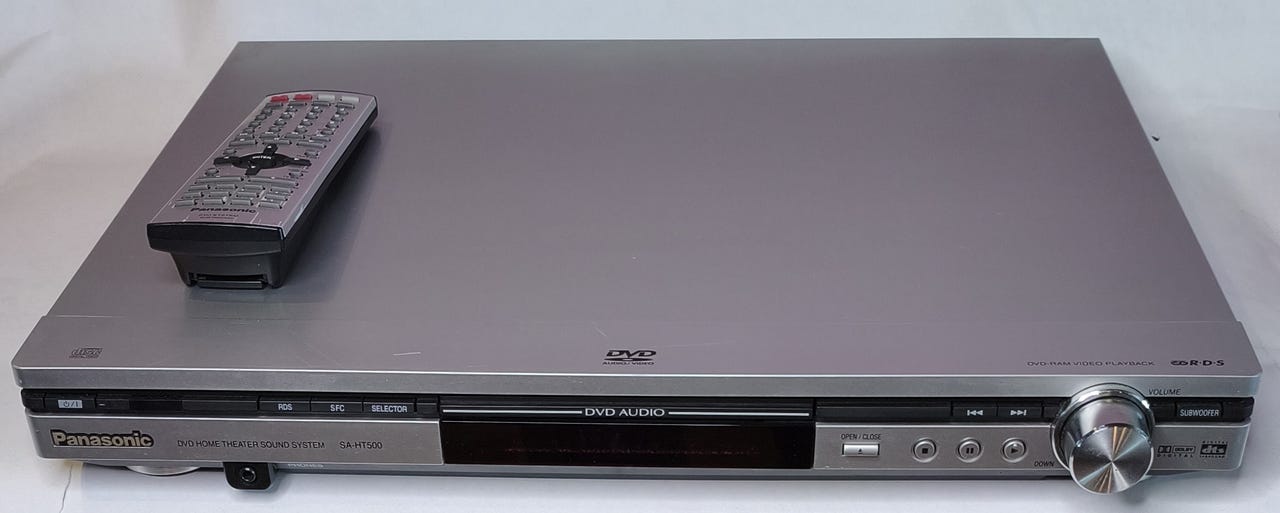 Panasonic-kotiteatterin soitin